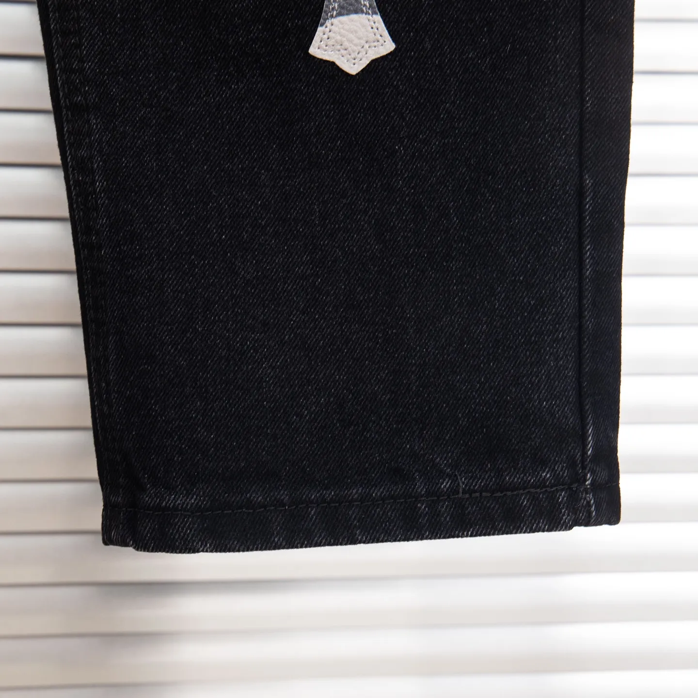 P260 Chrome Hearts Chrome Hearts Black Multi-leather Elements Full of Details Washed Jeans Authentically Restore the Ultimate Vintage Texture Three-Dimensional Fit Loose and Comfortable, Not Slimming Appearing Tall and Slim Made by a Manufacturer Original Quality Control Same Style for Men and Women Can Be Matched for Couples Versatile Recommendations Must-Have Jeans for All Seasons Fashionistas Have Been Disappointed From the Quality Selection of Fabrics, Cutting of Details, and Matching of Patterns, Everything Is Impeccable! The upper body is so handsome when worn...it can be easily worn by men, women and children! The craftsmanship is made of heavy-duty washed pure cotton denim fabric. After washing, it is soft and thick. It is very stylish when worn on the body. Style number: 1775# Color: black Size: 28 30 32 34 36
